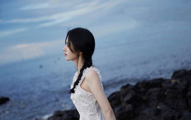 166cm李艺彤和159cm鞠婧祎,同是白色吊带裙,不是腿长就能赢!