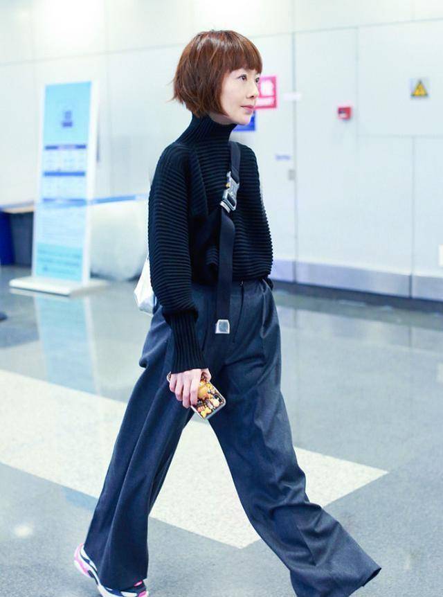 49岁鲁豫现身机场,瘦成"纸片人"衣服都快挂不住,腿细得不真实_裤子