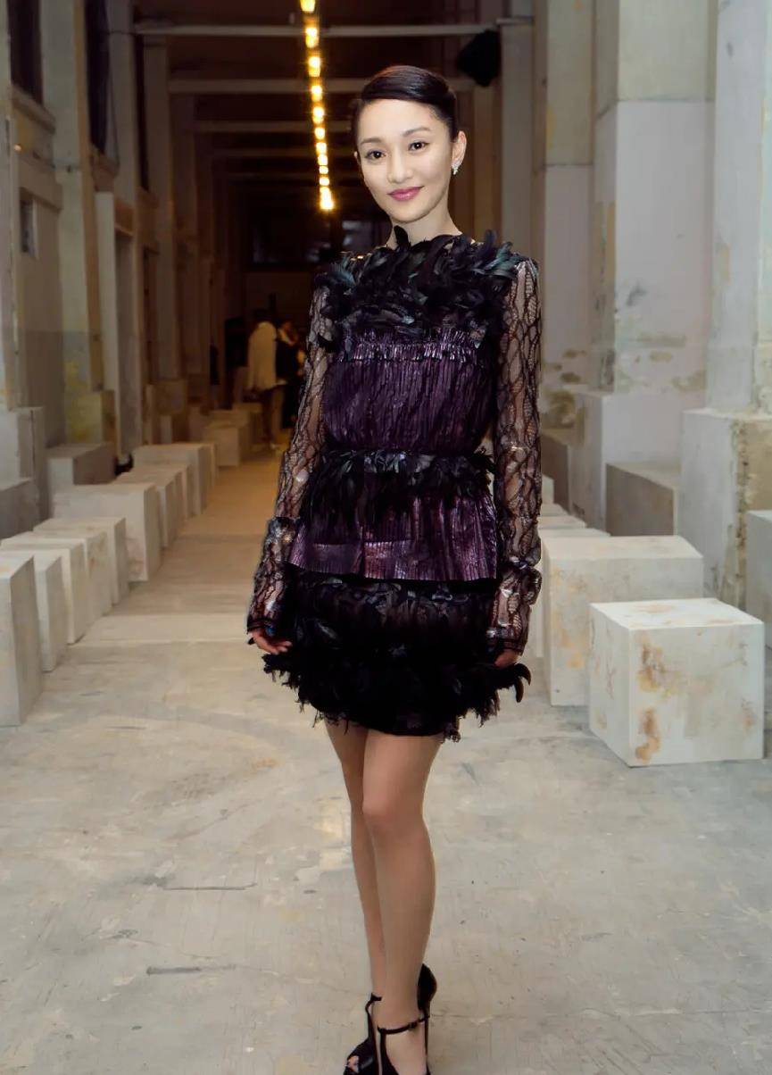 周迅虽然穿的很少,但是侧面的钢板造型有点过于简单了,好在气场强大