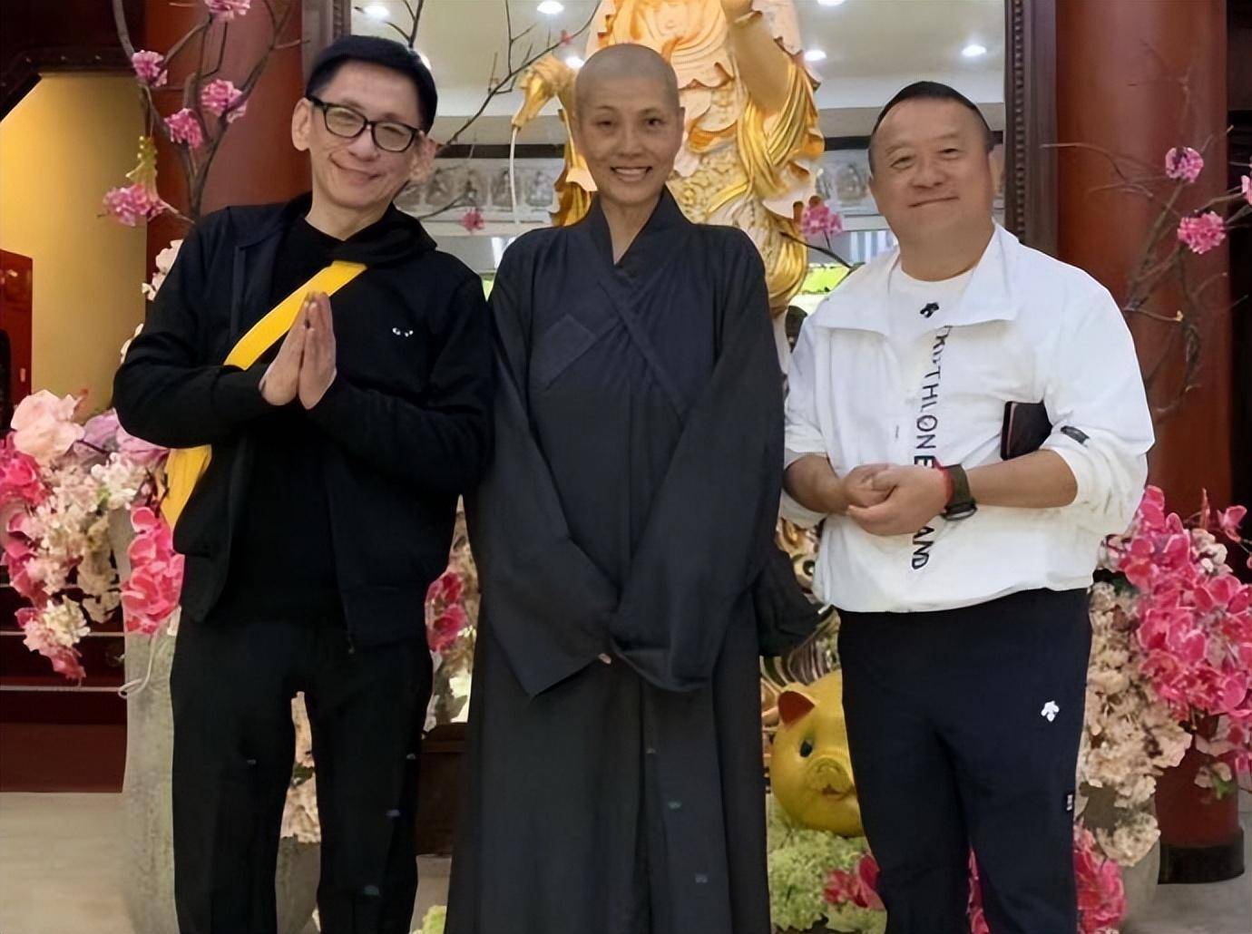 傅明宪上山礼佛吃素!
