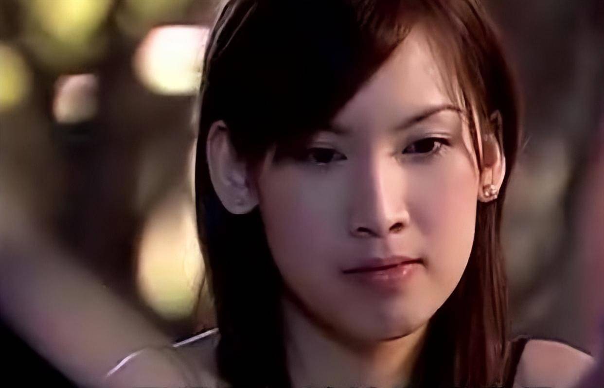 172的身高,一双大长腿,小蛮腰,另外加上白到发亮的皮肤,陈若仪一出道