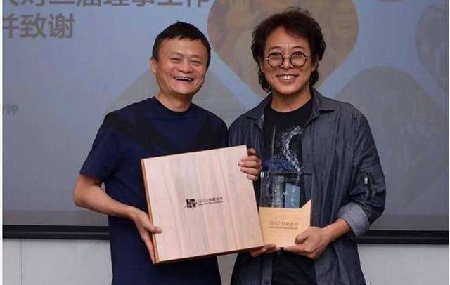56岁李连杰罕见晒出与两个女儿合照满脸笑容画面温馨_网友_照片_媒体