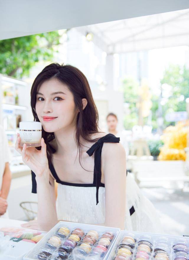 178cm的何穗真厉害,短袖穿出潮流感,网友:超模中最会穿的_时尚_夏天