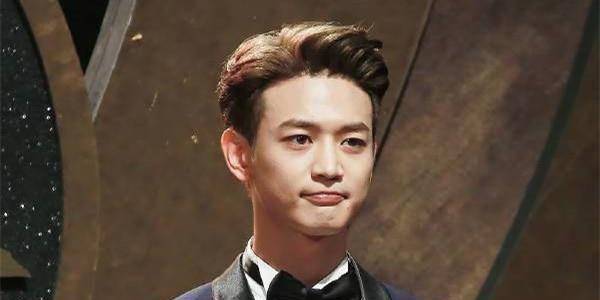 exo全员送都暻秀入伍,金秀贤同日退伍,追个星真累!