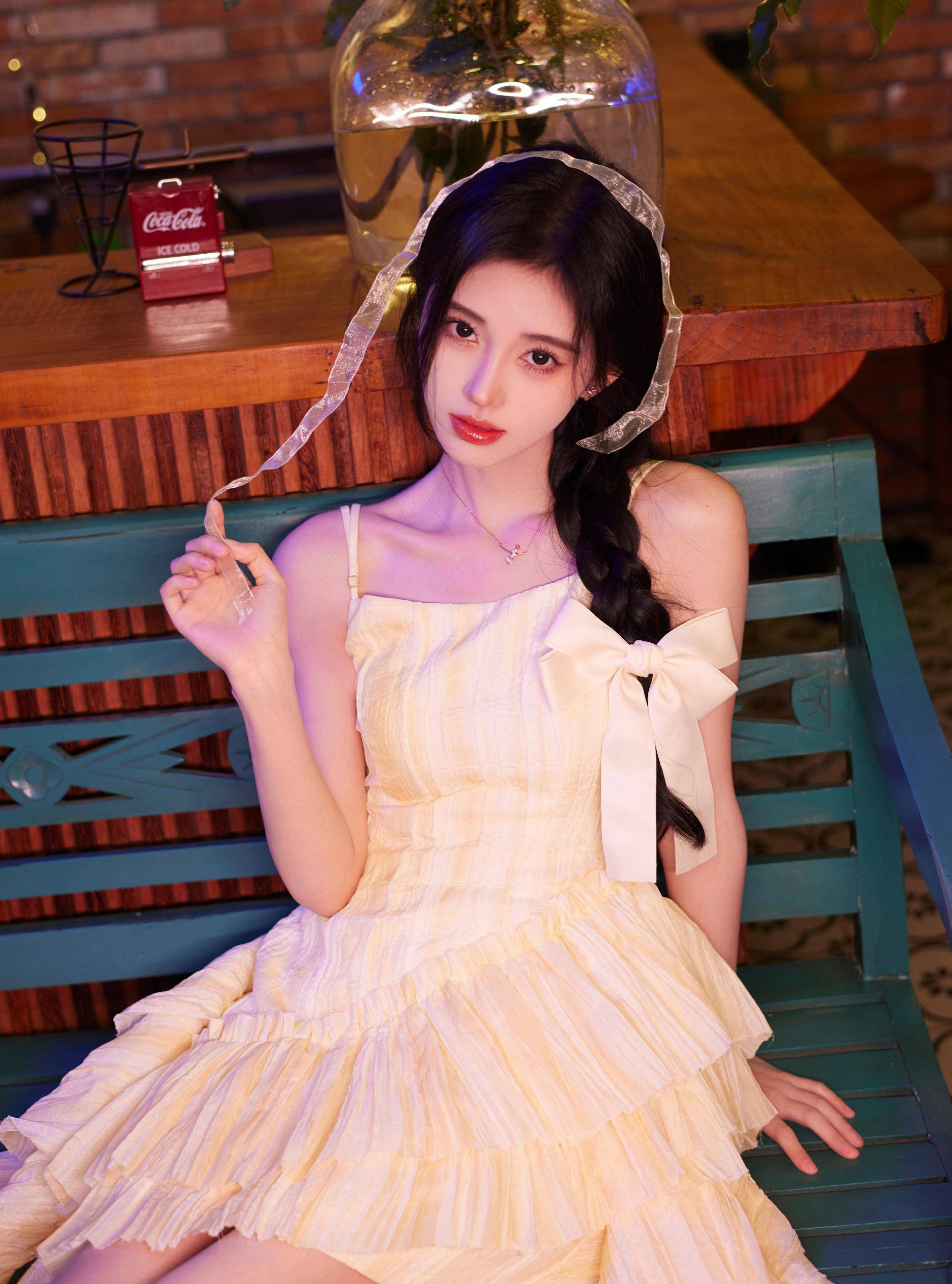 鞠婧祎出席品牌直播,状态好到爆,眼睛亮亮的,微笑甜甜的_全程_感觉