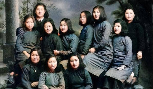 “女大学生”1939年有42名女学生被1名土匪劫走，为何得救之时，有人却不想走