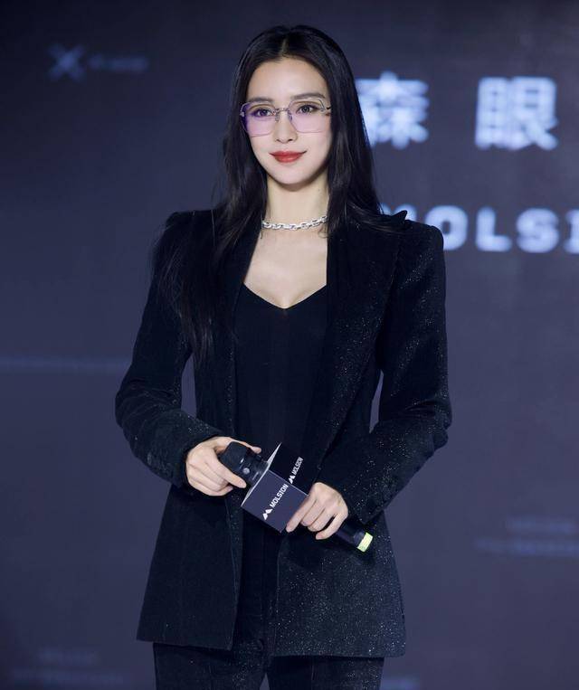 angelababy澄清误会后工作,大冬天西装露脐装,戴眼镜提不起精神_时尚_