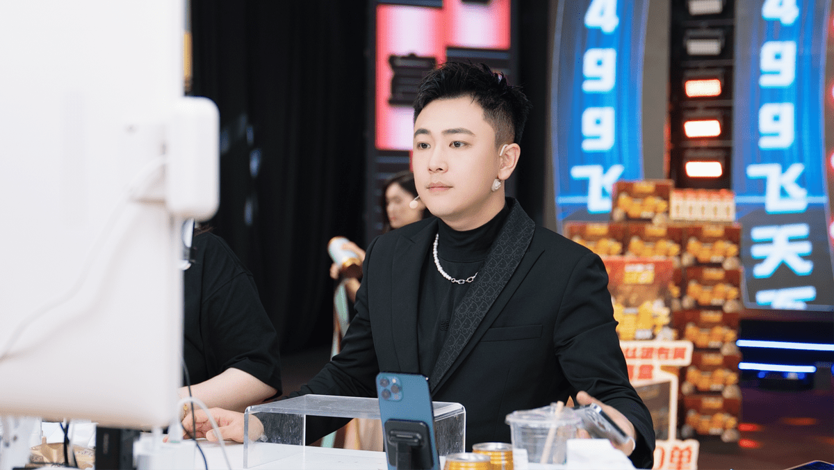 在李宣卓直播的第五个年头,快手酒仙在为粉丝谋福