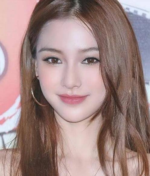 angelababy19岁的混血嫩模妆放到现在是什么水平?咋都在模仿她?