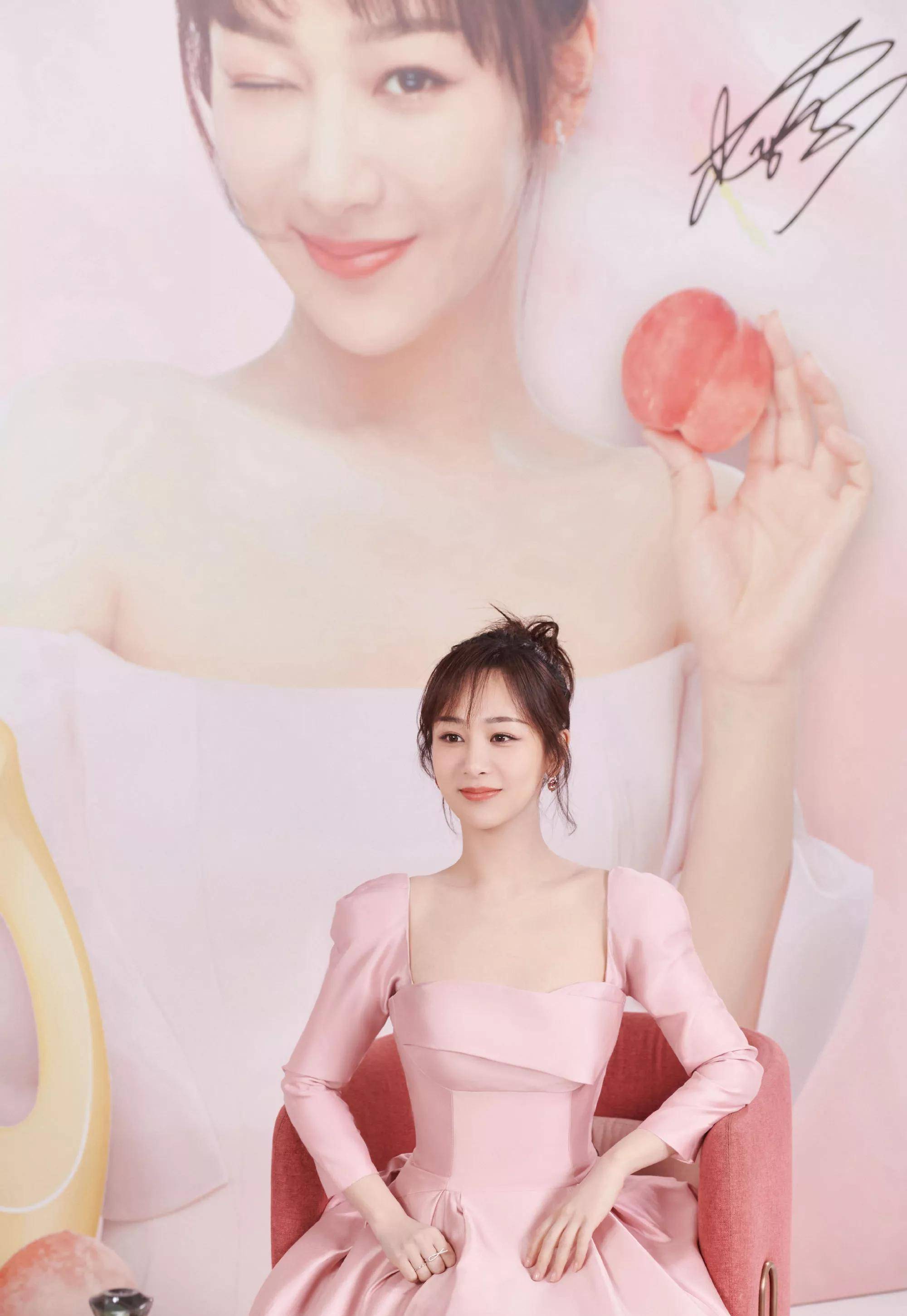 33岁的景甜和29岁的杨紫同穿粉色长裙,有没有差距一看便知!