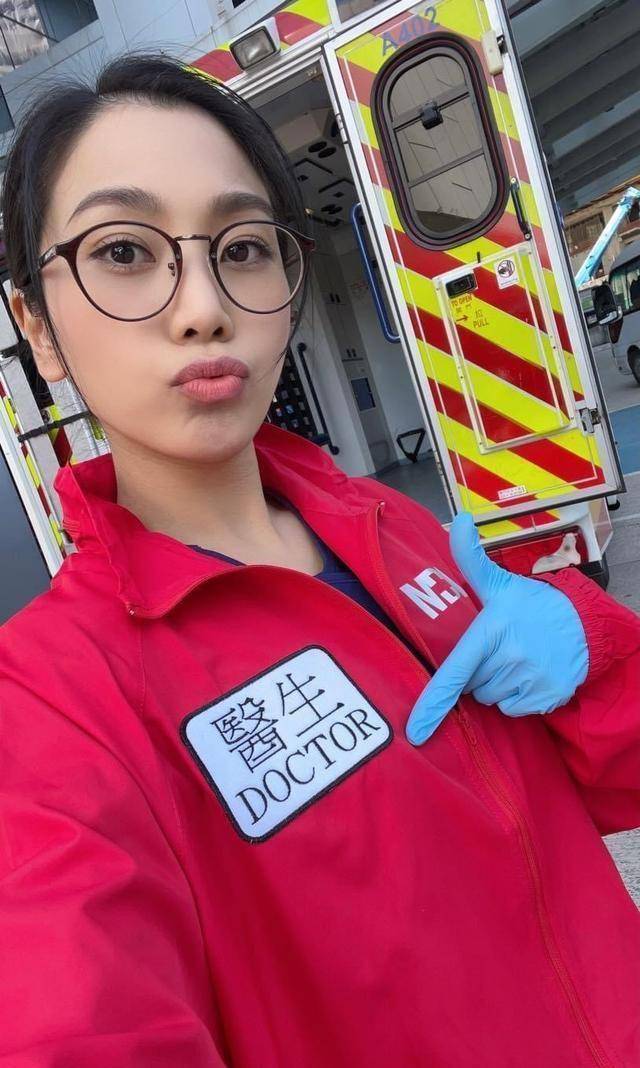 称两个人已经在一起同住,结婚前后一切都不变,如今已经像老公老婆一样