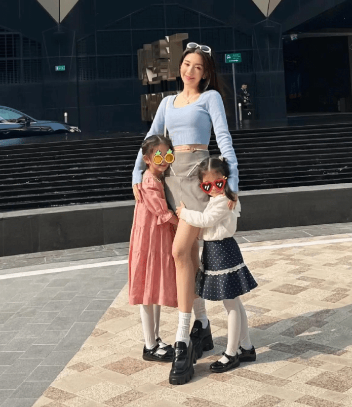 大女儿穿黄裙靓丽,小女儿穿粉裙甜美_姐姐_妈妈_方媛