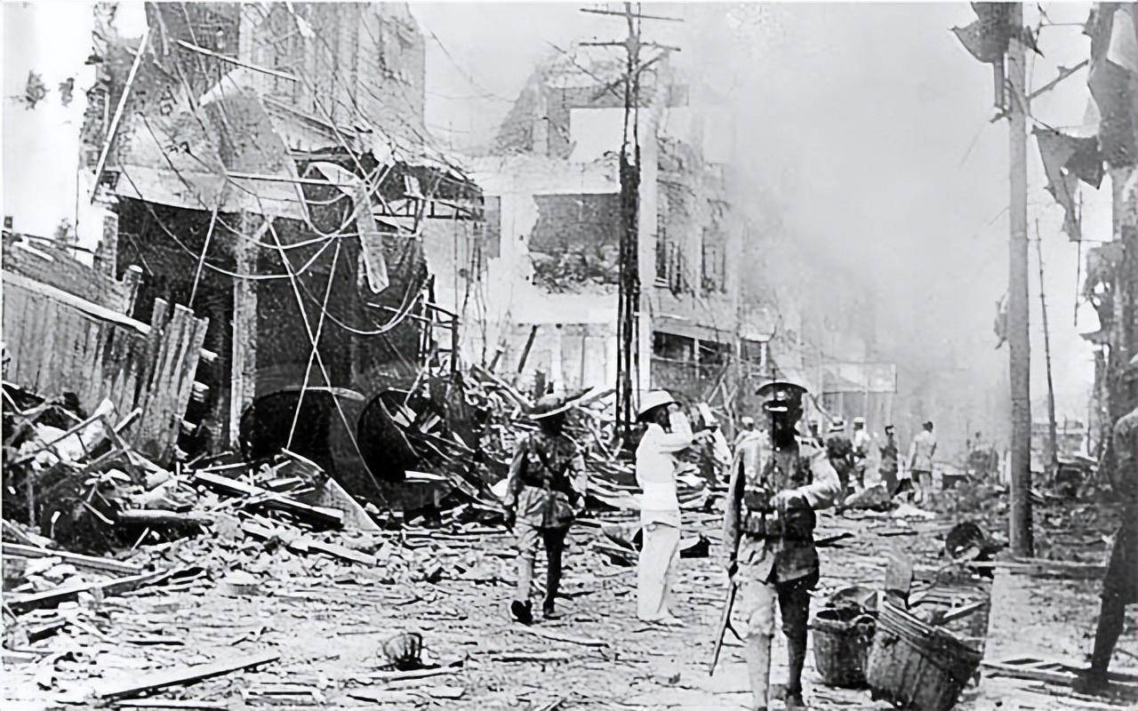 1937年日军轰炸上海南站,那个坐在铁轨上哭的男孩,后来怎么样了_中国