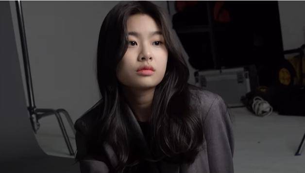 那时候在《釜山行》里饰演孔刘女儿的金秀安,虽然当时才10岁而已,不过