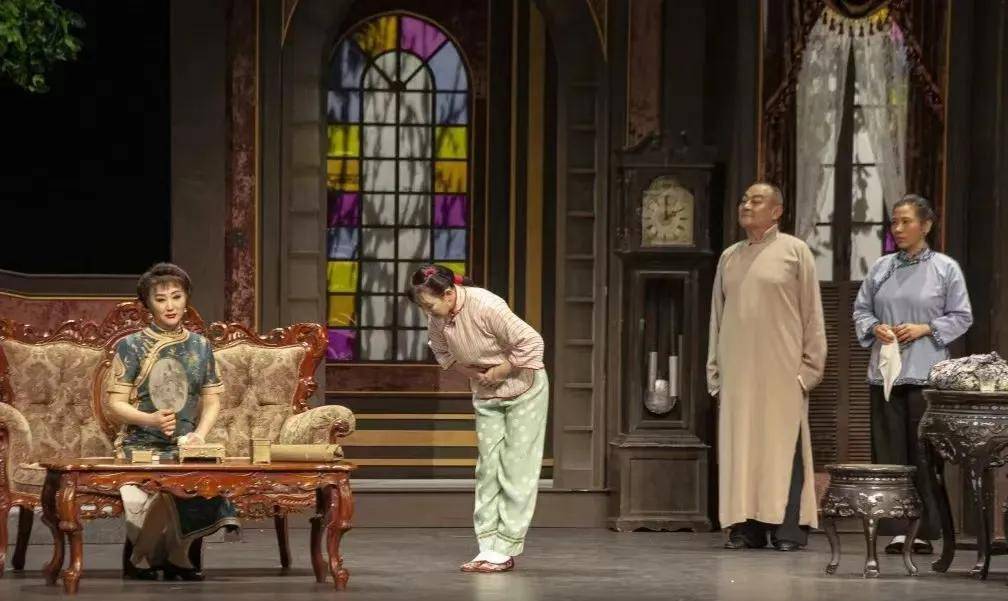 《雷雨》以1925年前后的中国社会为背景,以两个家庭,八个人物,三十年