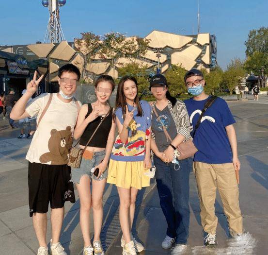 38岁佟丽娅逛游乐场!