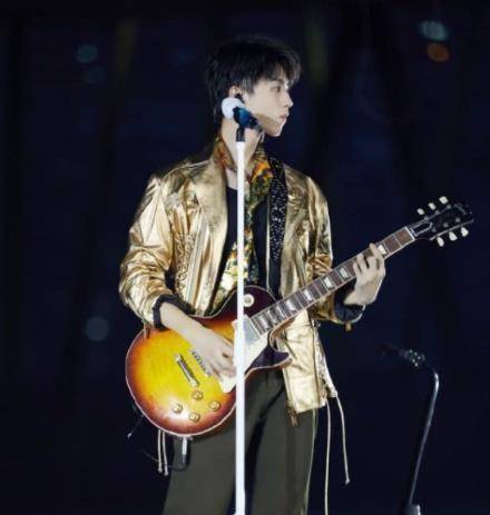 tfboys六周年四大迷惑行为,易烊千玺掉帽,看到最后心疼哭_吉他_时候