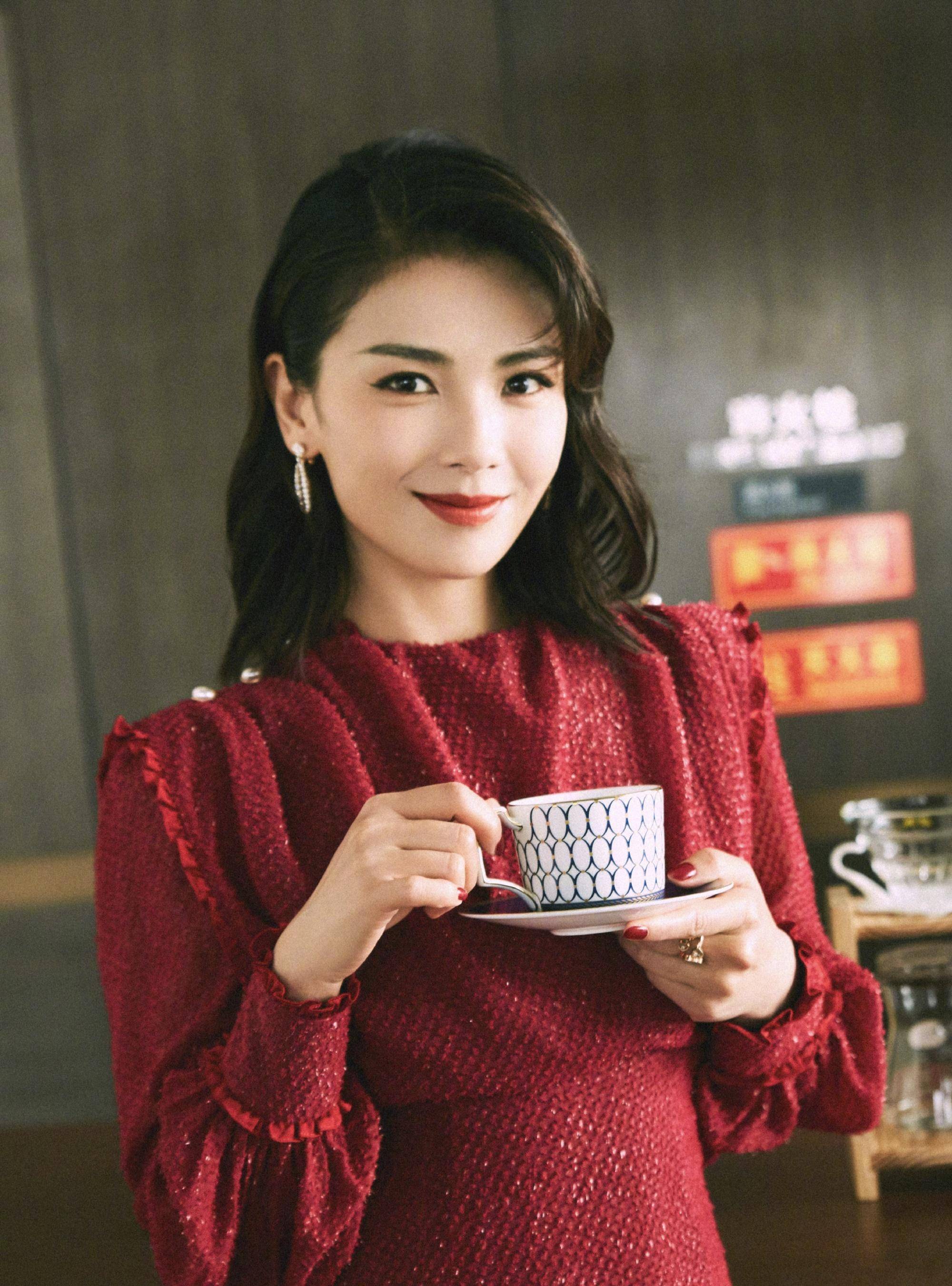 刘涛,姚晨罕见同框,两人同穿黑色吊带裙,气质身材真不是一般好_时尚