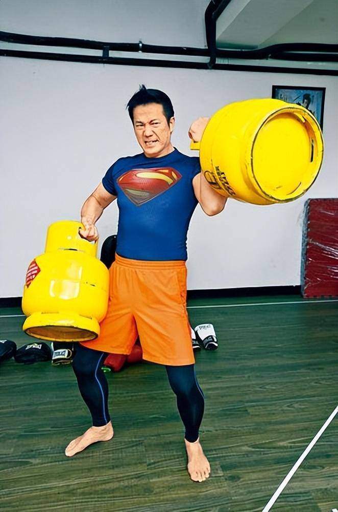 是李小龙粉丝,与太太两度结婚,youtube订阅量惊人_欧锦棠_香港_年龄