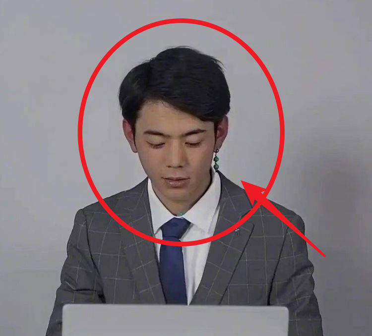 总而言之,这次穿西服的丁真再一次受到大家的关注