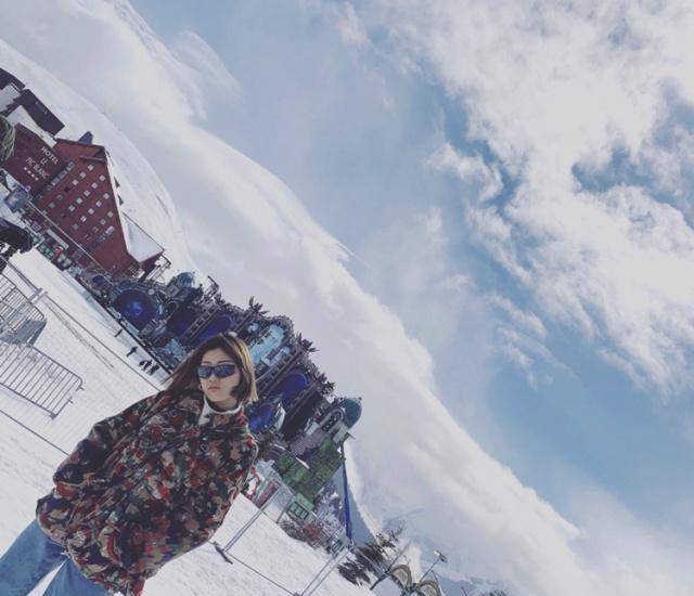 yamy国际"高级脸"搭配迷彩外套时髦炫酷,新发型果然是减龄必备_年轻人