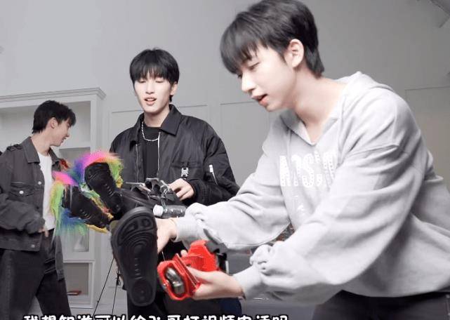 tnt晒与李飞的聊天记录,飞总头像很灵性,佩服时代峰峻的网速真快_节目