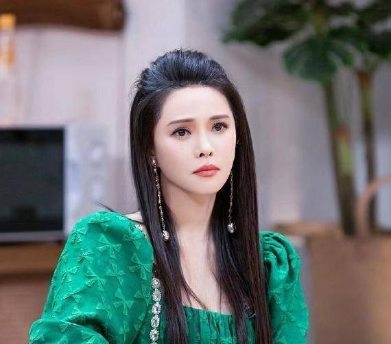 把52岁,活成25岁,看到伊能静我突然不怕变老了!_面部_年纪_时候