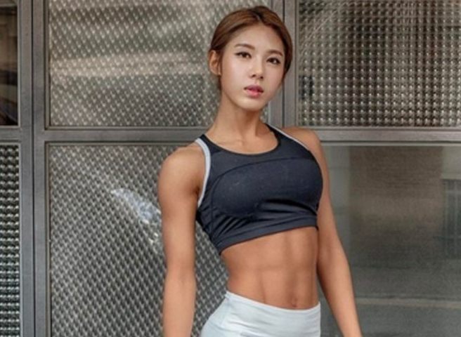 原创
            女模特凌晨4点健身，腹肌明显，却自称找不到对象4