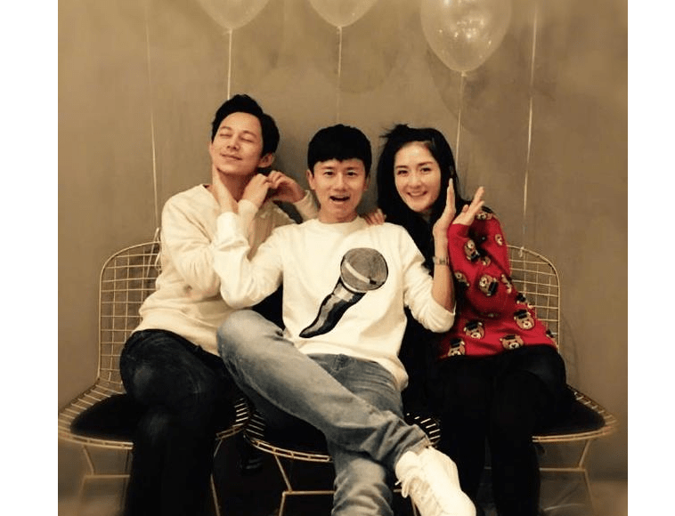 何炅47岁生日,张艺兴晒童年照,快乐家族就谢娜缺席_祝福_节目_网友