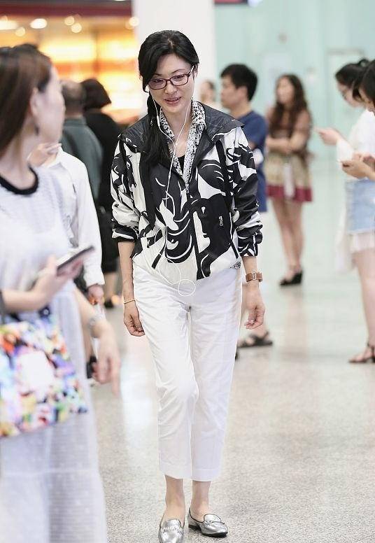 周涛虽然年过半百,但穿衣还挺有品质,外套里面配皮衣个性十足_女性