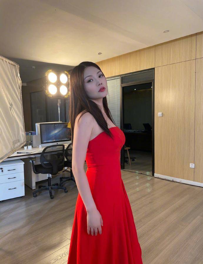 "大嫂"徐冬冬演刀白凤被说丑,晒素颜怼网友,大红裙打扮身材好绝_时尚