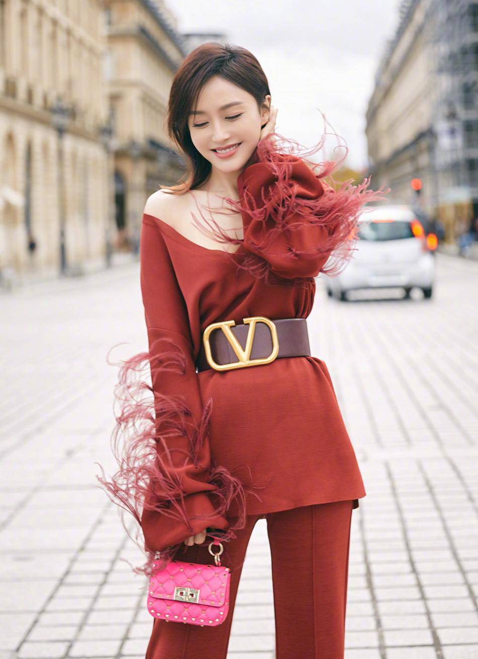 40岁秦岚好气质惹眼,穿低身材连衣裙上台表演,身材比例太真实_年龄