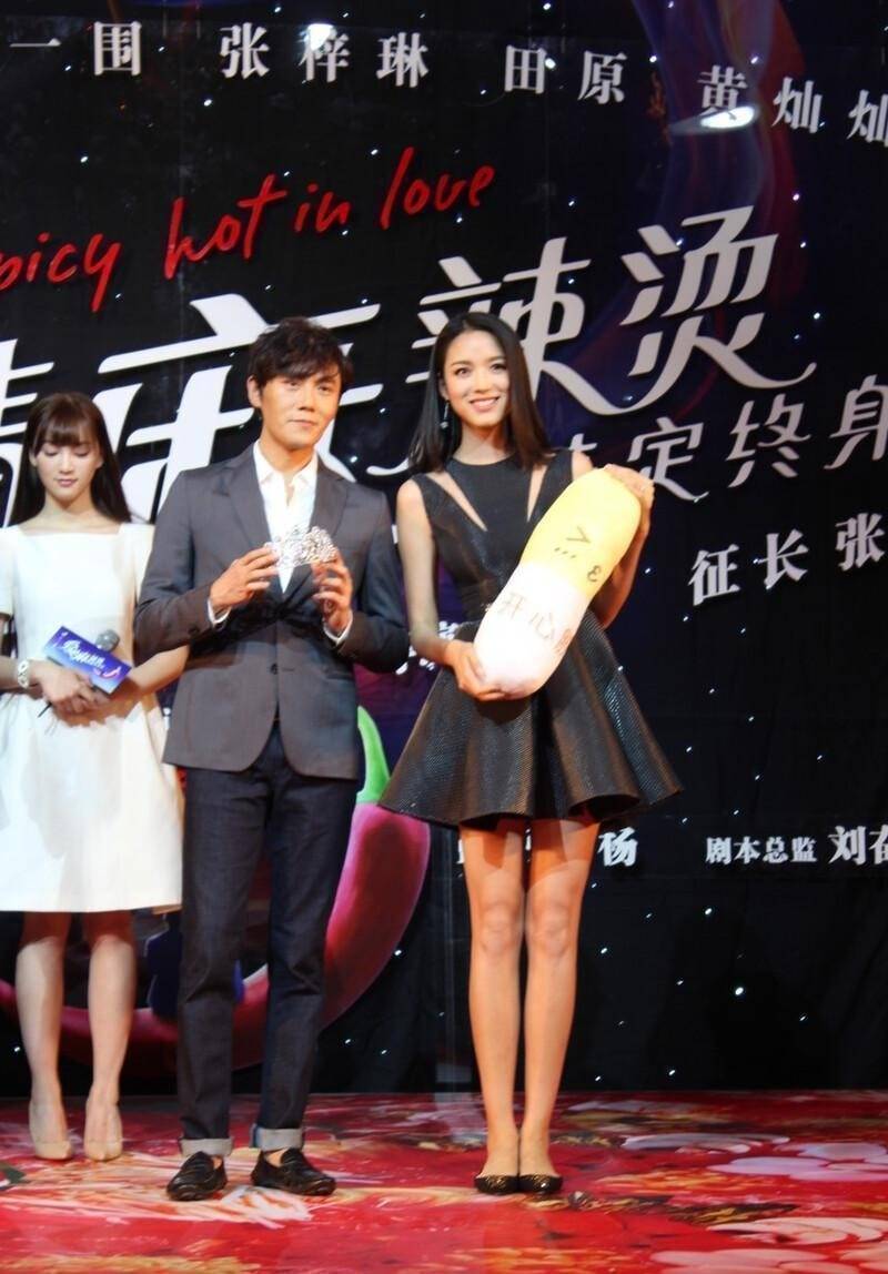 张梓琳当妈了也不失模特气质,镂空裙配平底鞋,腿看着又细又直_裙子