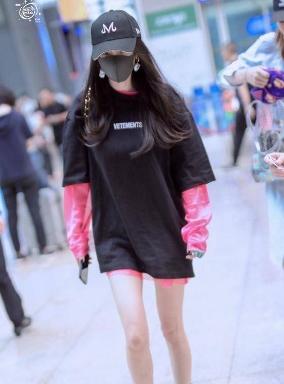 被关晓彤甜蜜暴击了,粉色罩衫 短裤唯美浪漫,真正的少女感_look_黑色