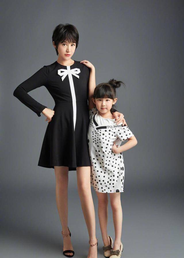 鲍蕾和女儿拍写真颜值爆表,贝儿和小叶子大长腿抢镜_妈妈_穿着_姐姐