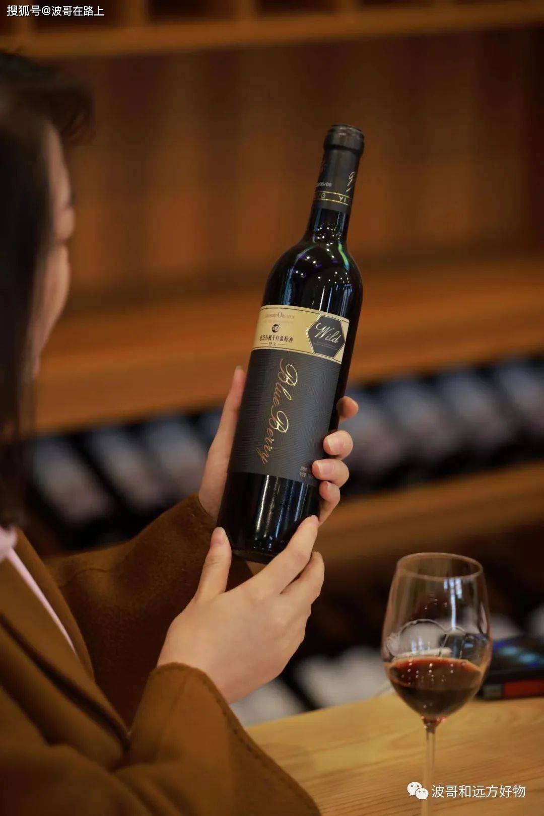 瓶子的底部是防滑设计,并且凹槽的设计,可以更好的让酒渣沉淀下来!