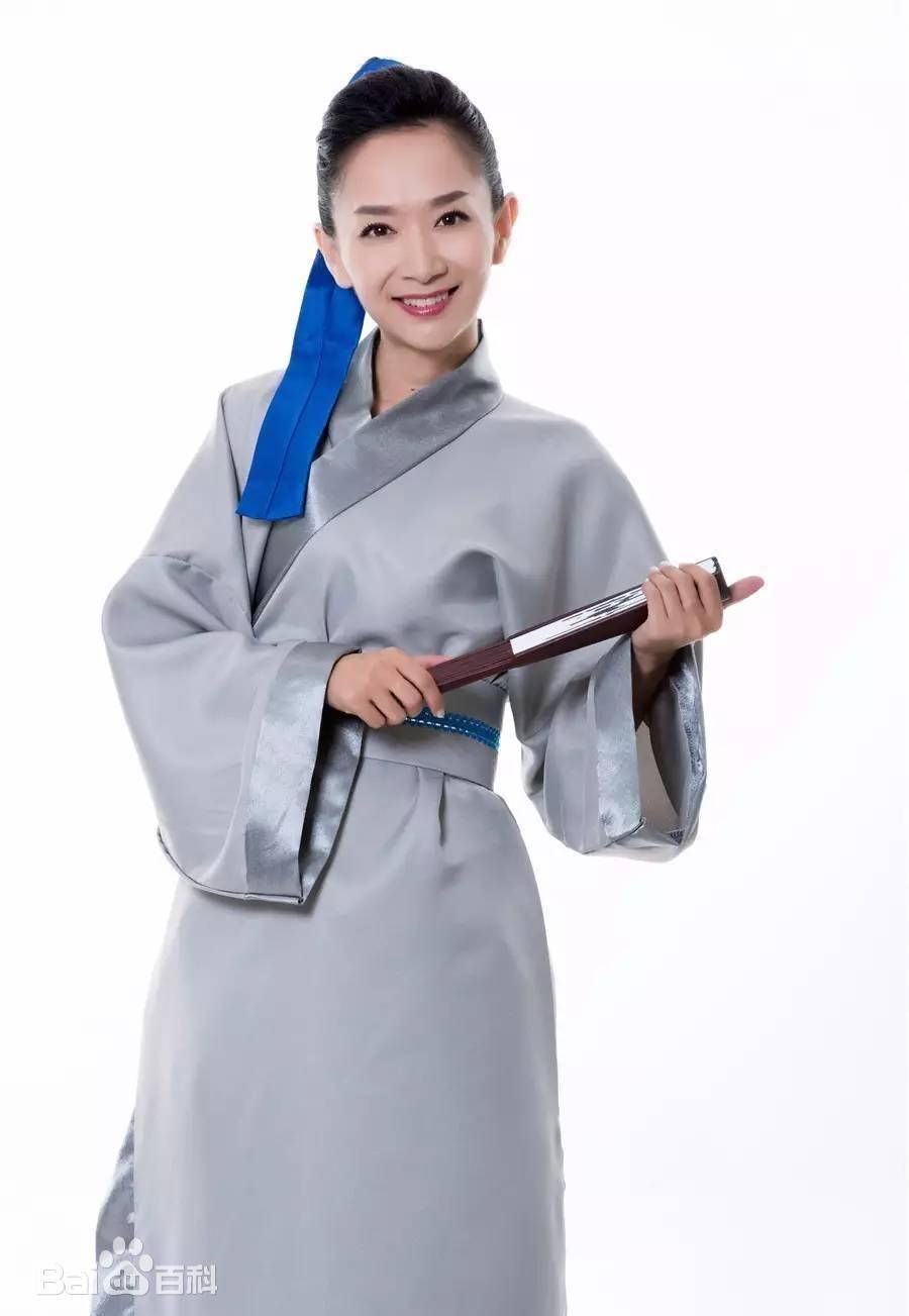 主持人王芳,靠出镜月入百万,独自生子无人陪