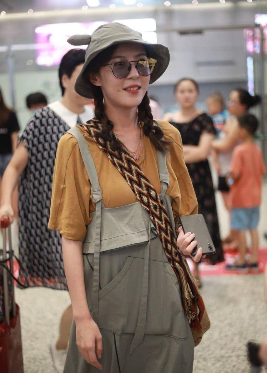 别再吐槽李金铭的脸了,看看她真实的年龄吧,网友:难为你了_白甜_时尚