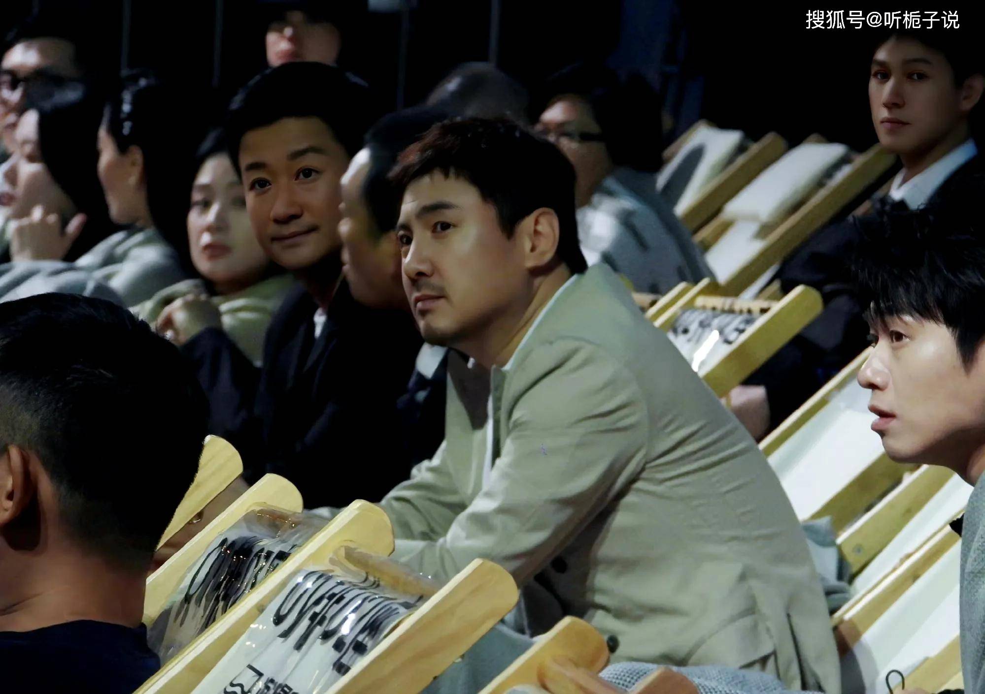 年龄比他们小的沈腾,活动现场睡得明目张胆_椅子_明星_毯子