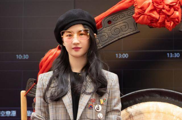 贝雷帽搭配金丝眼镜,刘亦菲新造型美艳,生图颜值自带美颜效果_活动