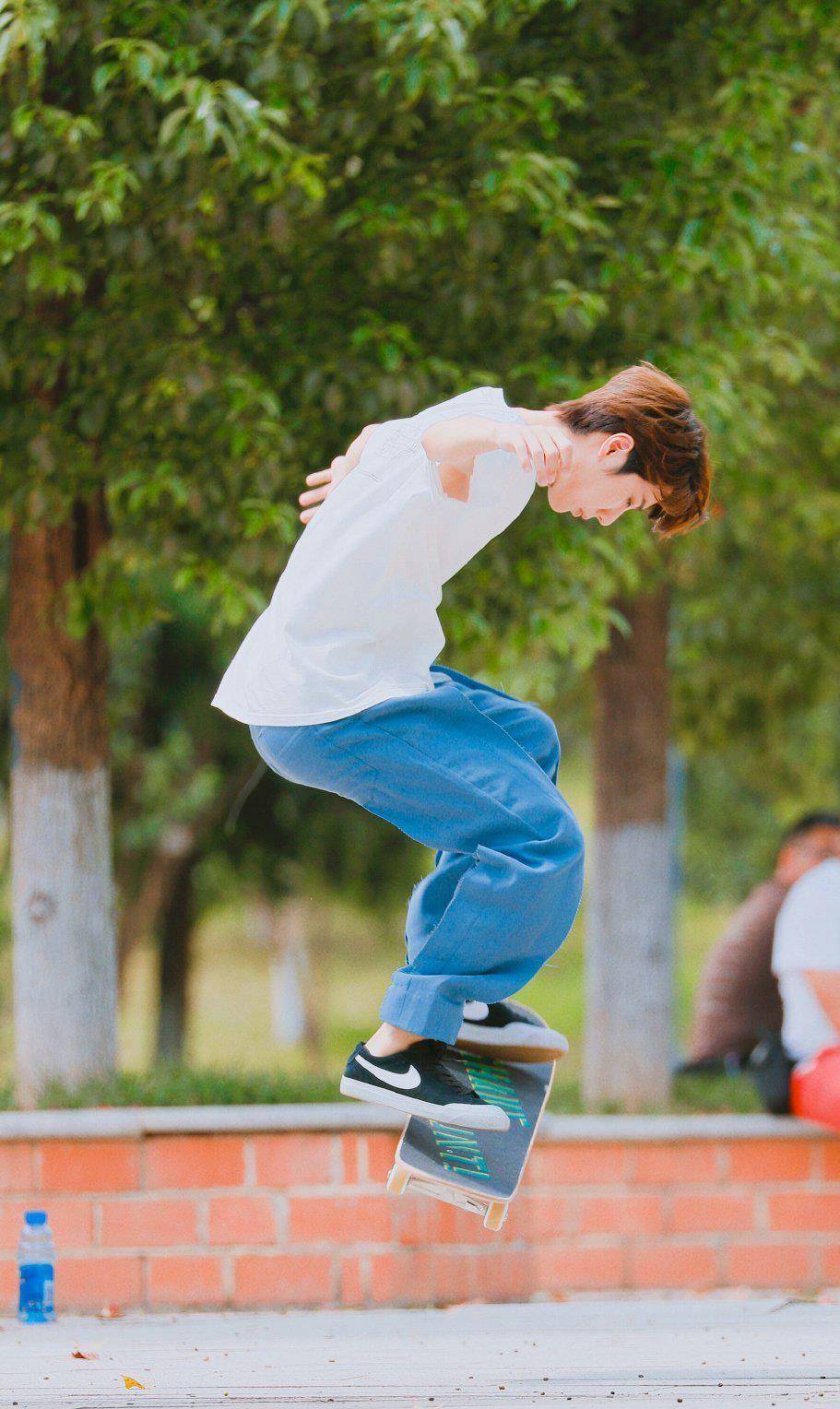 本以为王一博穿运动装已经够帅气了,没想到换上西装更加惊艳!