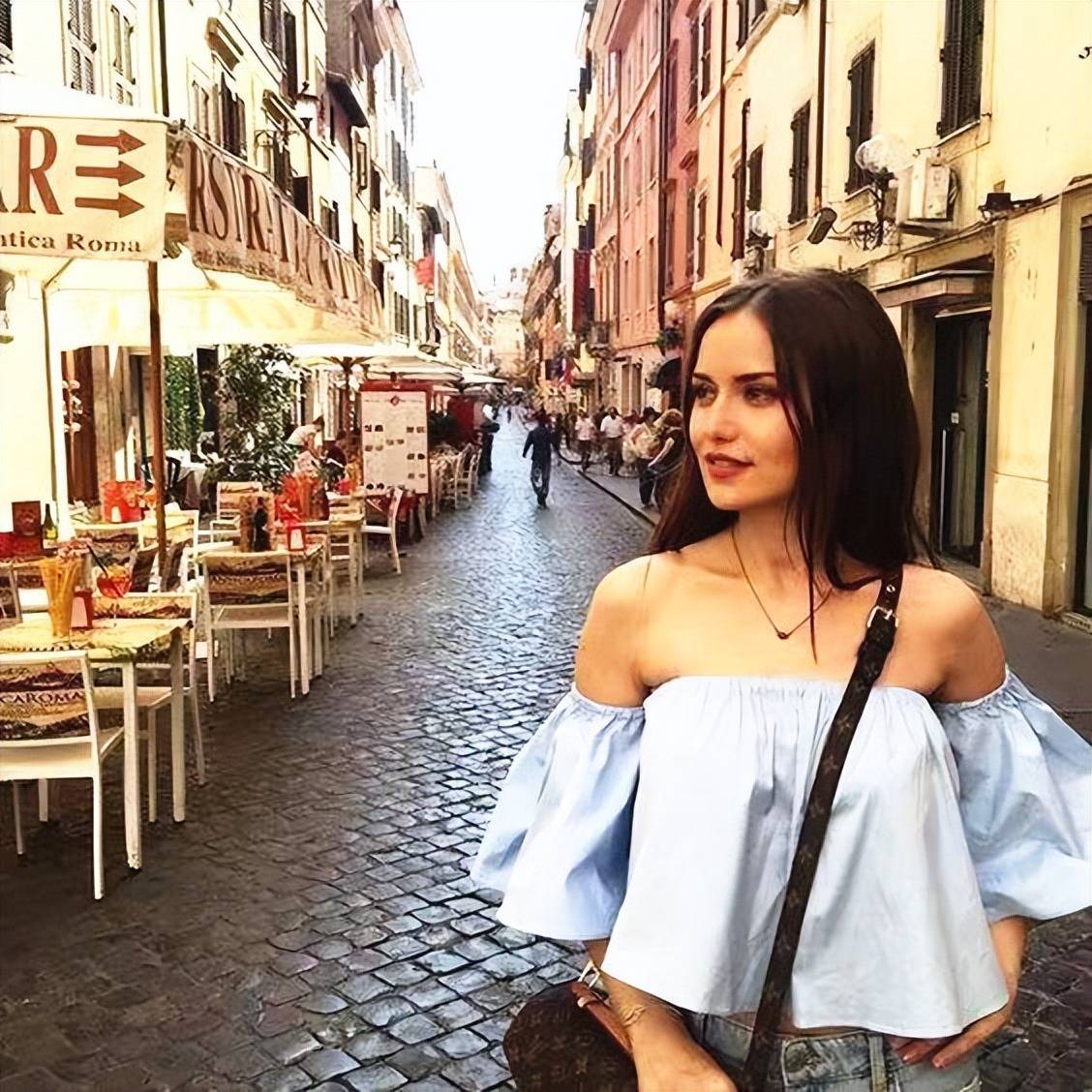 土耳其顶级混血美人,飘逸黑发窈窕身材,名媛式极简风自带奢华_女性_的