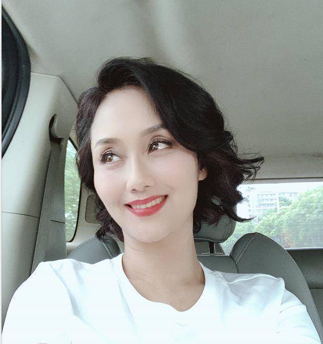 曾演张翰母亲的51岁女星李颖,近照显年轻,嫁富豪女儿是奥运冠军_电视