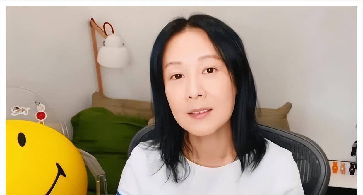 刘若英出国旅游被偶遇,55岁满脸皱纹,但没有整容很自然的漂亮!