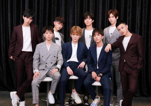 蔡徐坤昔日队友,《以团》冠军班出道,资源虐到在线发博求工作!