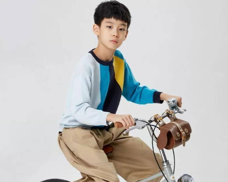 曹颖9岁儿子见过了吗?这位小帅哥是藏不住了_帅帅涵_时候_五官