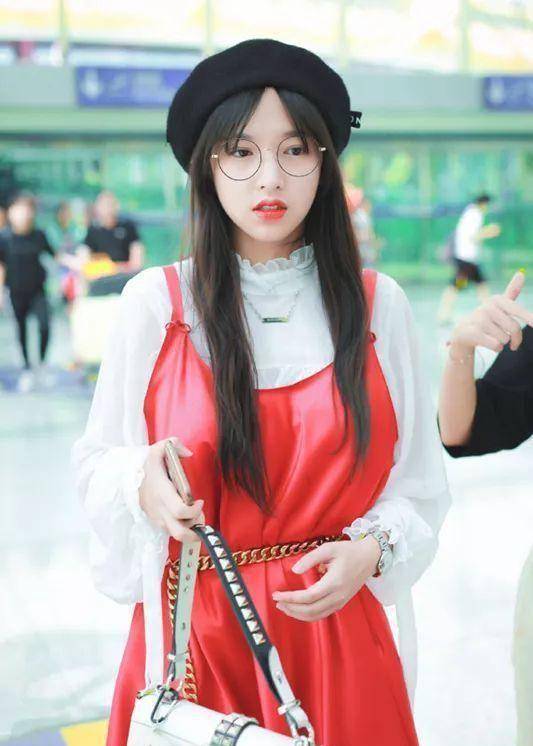 程潇伪素颜现身状态满分,穿香奈儿外套秀美腿,少女感太别致了_运动_穿