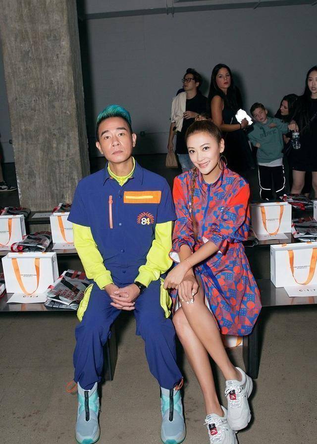 陈小春应采儿晒街拍酷帅十足,采儿蜈蚣辫超抢镜,网友:天生一对_蓝色