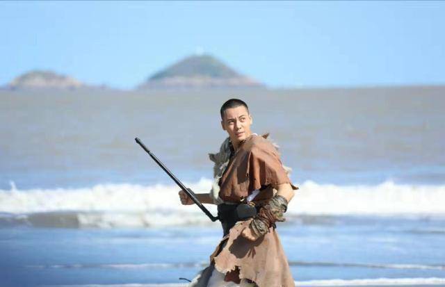 陈伟霆黄景瑜野人造型惊艳,长发飘飘十分妖娆,上演"赤脚"戏码_寸头