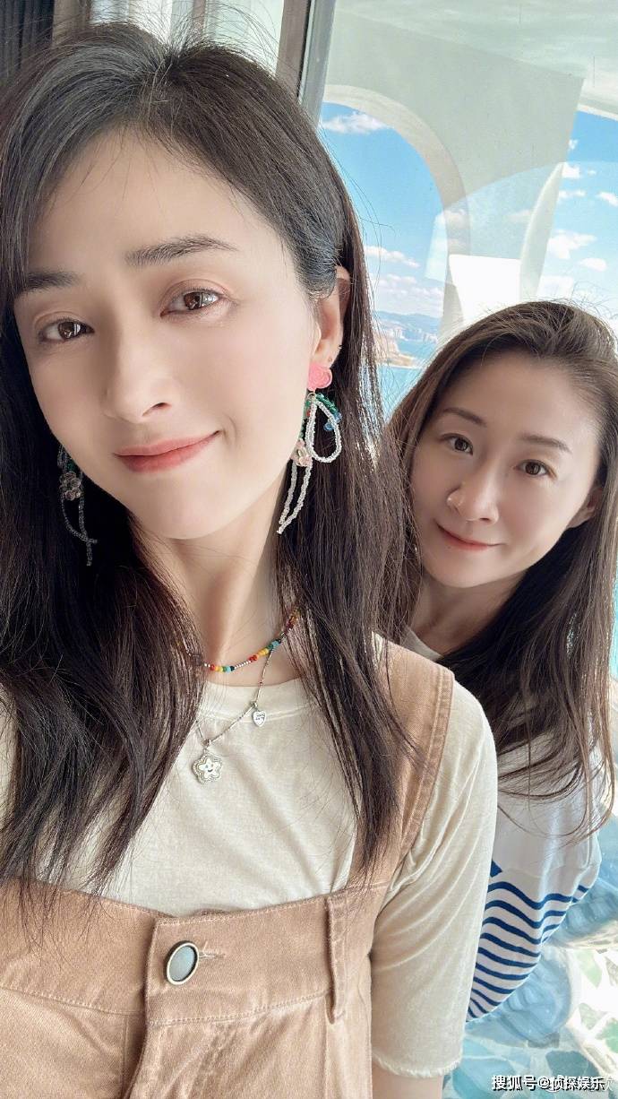 40岁蒋欣罕晒泳装美照,穿比基尼全身零赘肉,细腰长腿养眼十足_美得